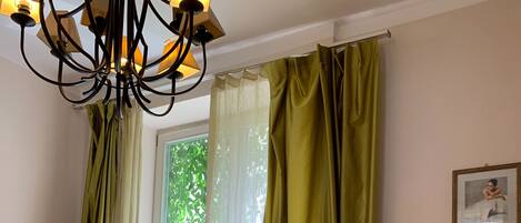 8 habitaciones, tabla de planchar con plancha, wifi y ropa de cama