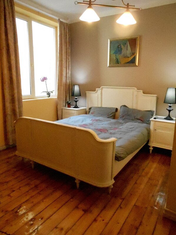 8 bedrooms, iron/ironing board, WiFi, bed sheets
