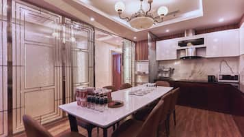 Penthouse de lujo, 4 habitaciones, vista a la ciudad | Cocina privada