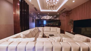 Penthouse de lujo, 4 habitaciones, vista a la ciudad | Área de sala de estar | Televisión de 32 pulgadas con canales por cable