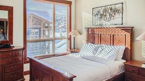 3 slaapkamers, een strijkplank/strijkijzer, internet