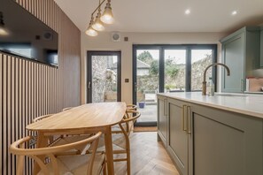 Fridge, microwave, oven, dishwasher - Logies Cottage (St Andrews)