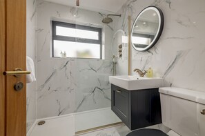 Dusche, Haartrockner, Handtücher, Seife