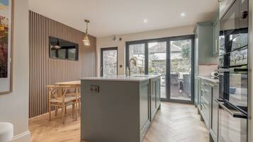 Frigorifero, microonde, forno, lavastoviglie