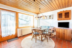 Dining - Bungalow in St. Johann near Ski Slopes (Kirchdorf in Tirol)