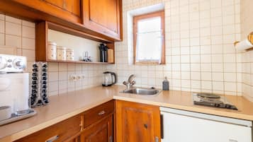 Kühlschrank, Herdplatte, Wasserkocher mit Kaffee-/Teezubehör