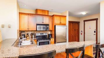 Réfrigérateur, micro-ondes, lave-vaisselle, cafetiÚre/bouilloire