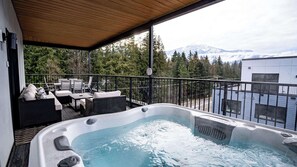 Ein Whirlpool auf einem Balkon mit Bergblick.