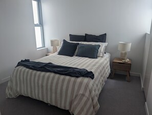2 bedrooms, travel cot, WiFi, bed sheets - Relaxing Sunshine Coast beach side holiday apartment (Bokarina)