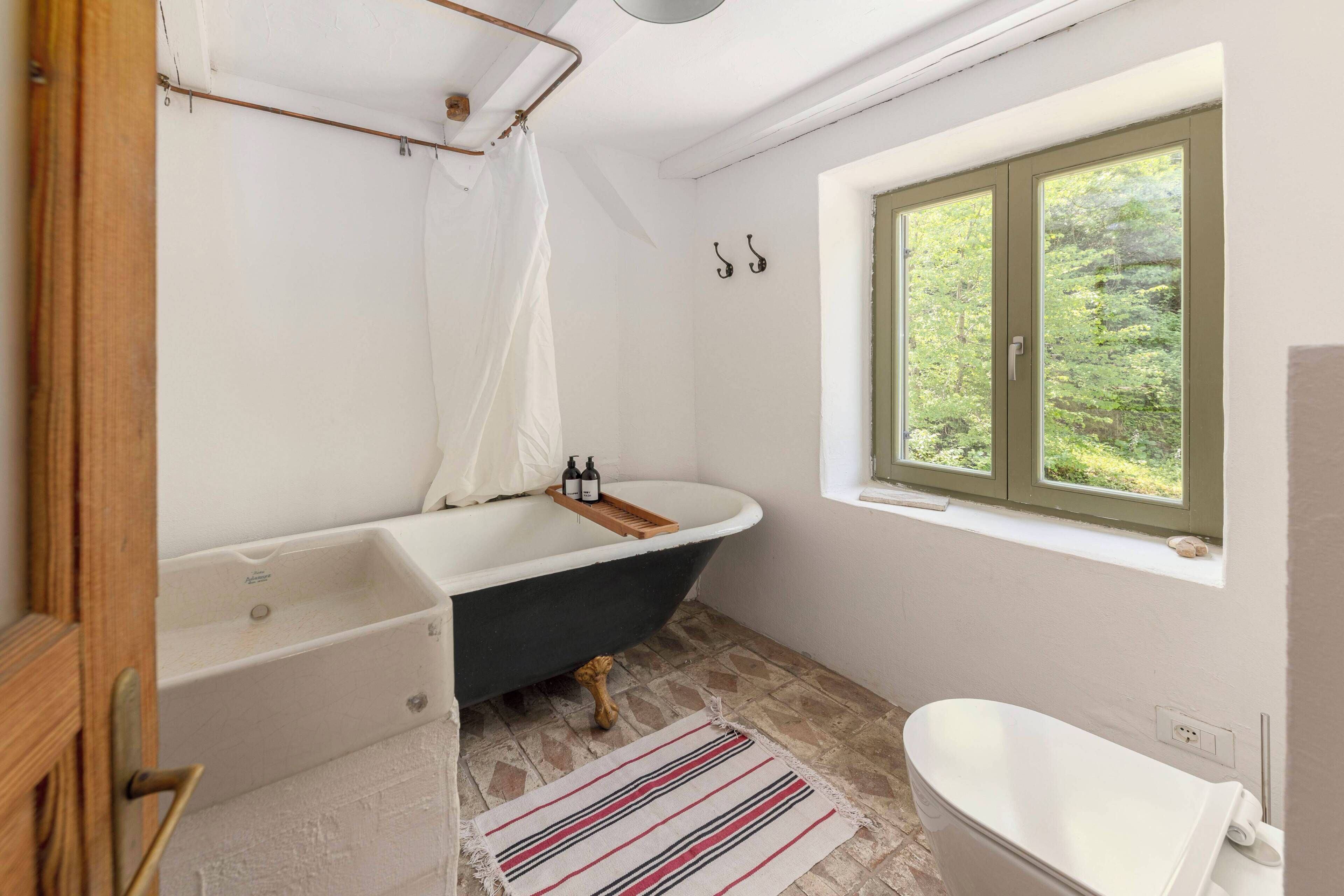 Shower, eco-friendly toiletries, hair dryer, towels
