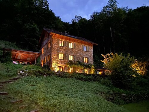 Lovely farmhouse with river access, perfect for families and groups!