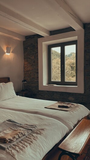 4 bedrooms, desk, iron/ironing board, WiFi