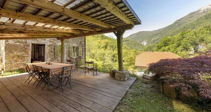 Lovely farmhouse with river access, perfect for families and groups!