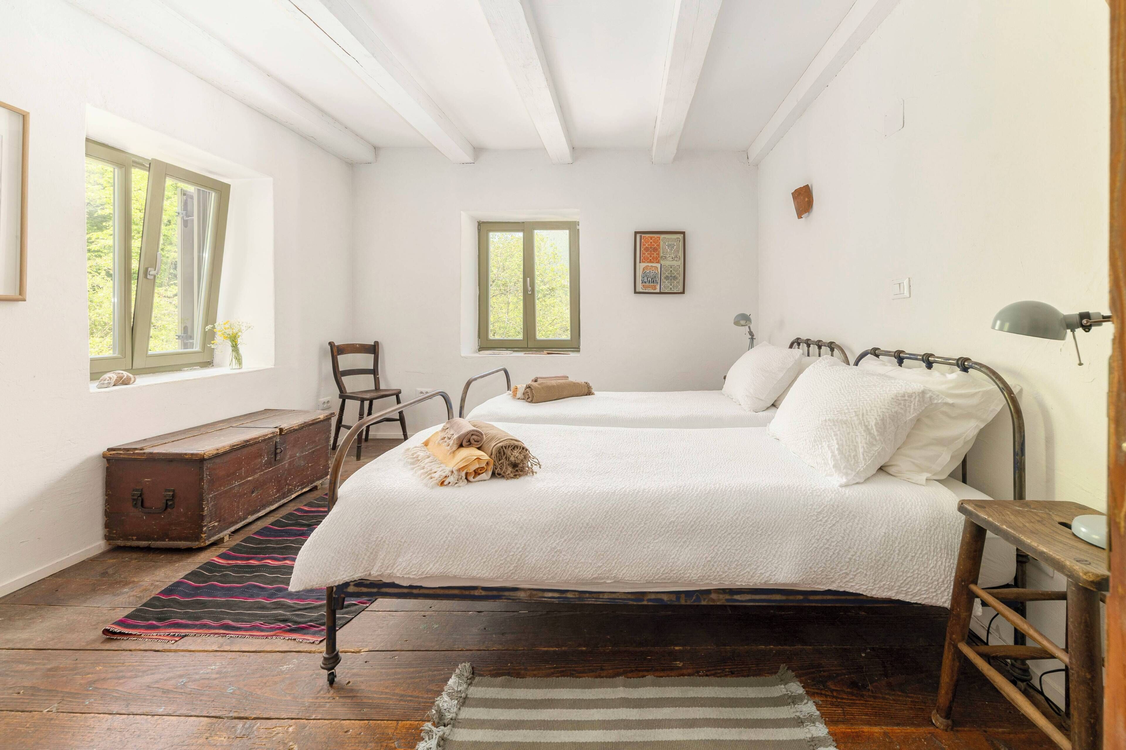 4 bedrooms, desk, iron/ironing board, WiFi