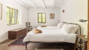 4 bedrooms, desk, iron/ironing board, WiFi