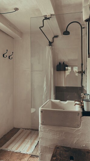 Shower, eco-friendly toiletries, hair dryer, towels