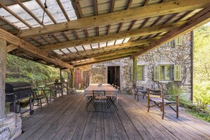 Outdoor dining - Lovely farmhouse with river access, perfect for families and groups! (Tolmin)