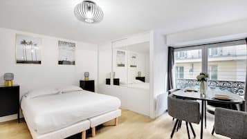 Escritorio, tabla de planchar con plancha, wifi gratis y ropa de cama