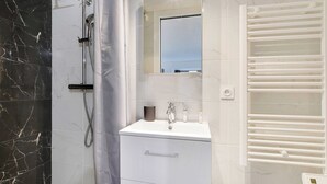 Shower, hair dryer, towels - Appartement in the heart of Paris ☆ Opera ☆ (Paris)