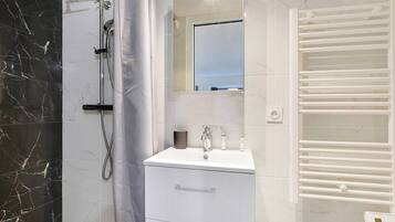 Regadera, secadora de cabello, toallas