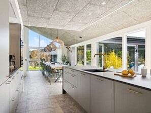 Kühlschrank, Mikrowelle, Geschirrspüler, Kochgeschirr/Geschirr/Besteck