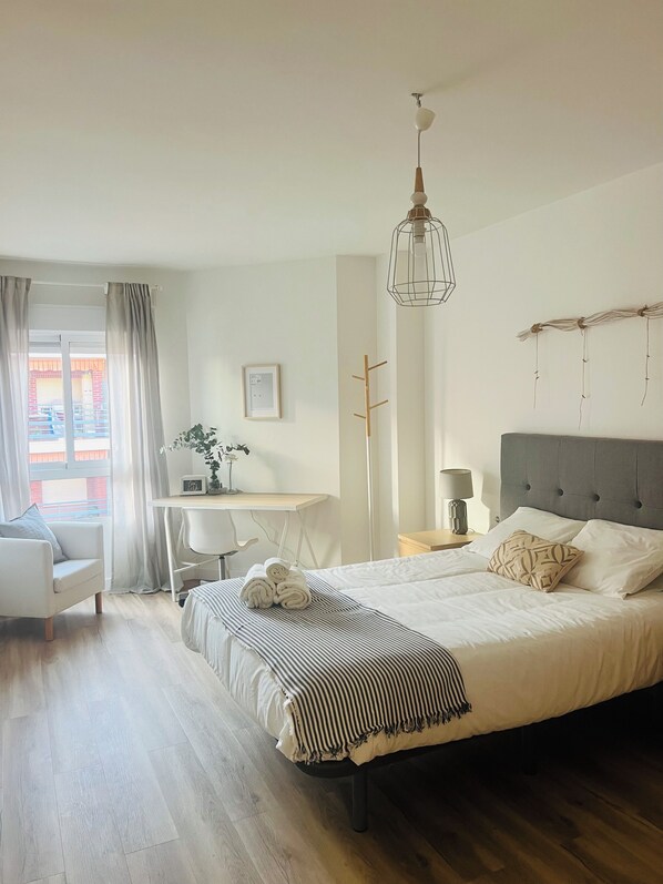 3 bedrooms, iron/ironing board, WiFi, bed sheets