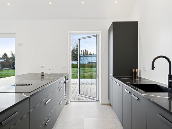 Kühlschrank, Geschirrspüler, Kochgeschirr/Geschirr/Besteck