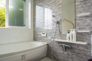 Basic House | Bathroom | Eco-friendly toiletries, slippers, towels - Yugawara Vacation House (Yugawara)