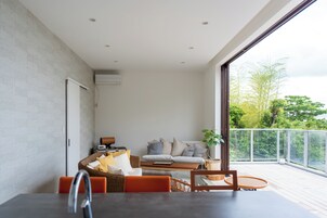 Televisión LCD 40 pulgadas con canales de televisión por cable, libros