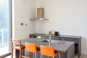 Eenvoudig huis | Privรฉkeuken | Een koelkast, een microgolfoven