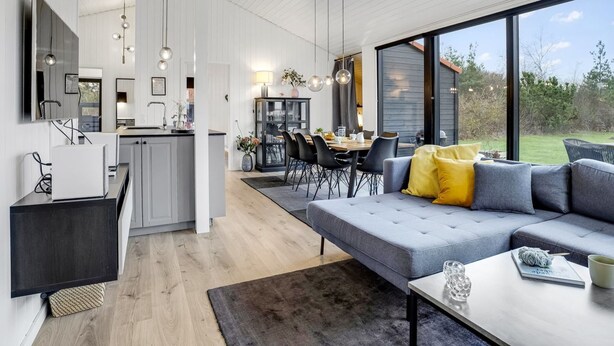 Un interior moderno con cocina, comedor y sala de estar.