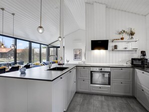 Kjøleskap, mikrobølgeovn, ovn og oppvaskmaskin