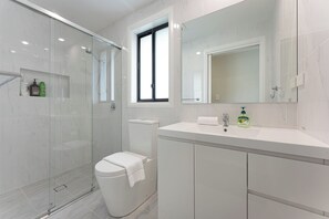 Dusch, hårtork, handdukar och schampo