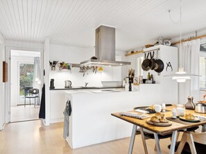 Kühlschrank, Geschirrspüler, Kochgeschirr/Geschirr/Besteck