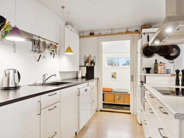 Kühlschrank, Geschirrspüler, Kochgeschirr/Geschirr/Besteck