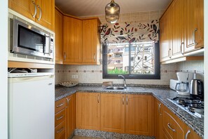 Refrigerador, microondas, horno y cafetera y tetera