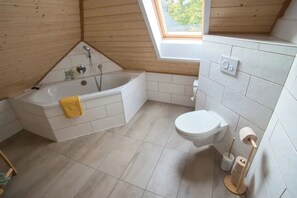 Miljøvennlige toalettsaker, hårføner, håndklær og såpe