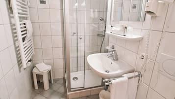 Pancuran mandi, pengering rambut, tuala disediakan, sabun