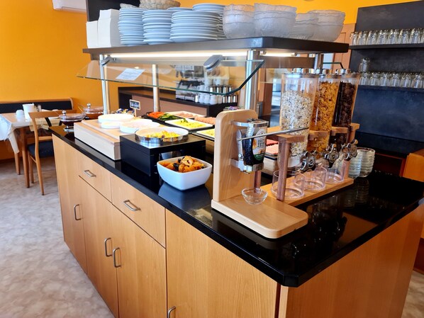 Free daily buffet breakfast 