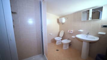 Quadrupla Basic | Bagno | Doccia, asciugacapelli, accappatoio, asciugamani