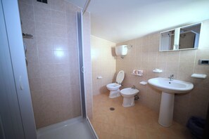Basic Quadruple Room | Bathroom | Shower, hair dryer, bathrobes, towels - Hotel Napoleone (Tortora)
