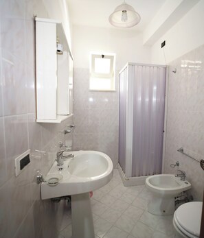 ห้องเบสิกทริปเปิล | ห้องน้ำ | ฝักบัว, ไดร์เป่าผม, เสื้อคลุมอาบน้ำ, ผ้าเช็ดตัว