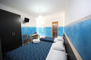 ห้องเบสิกทริปเปิล | โต๊ะทำงาน, พื้นที่ทำงานแบบใช้แล็ปท็อป, Wi-Fi ฟรี