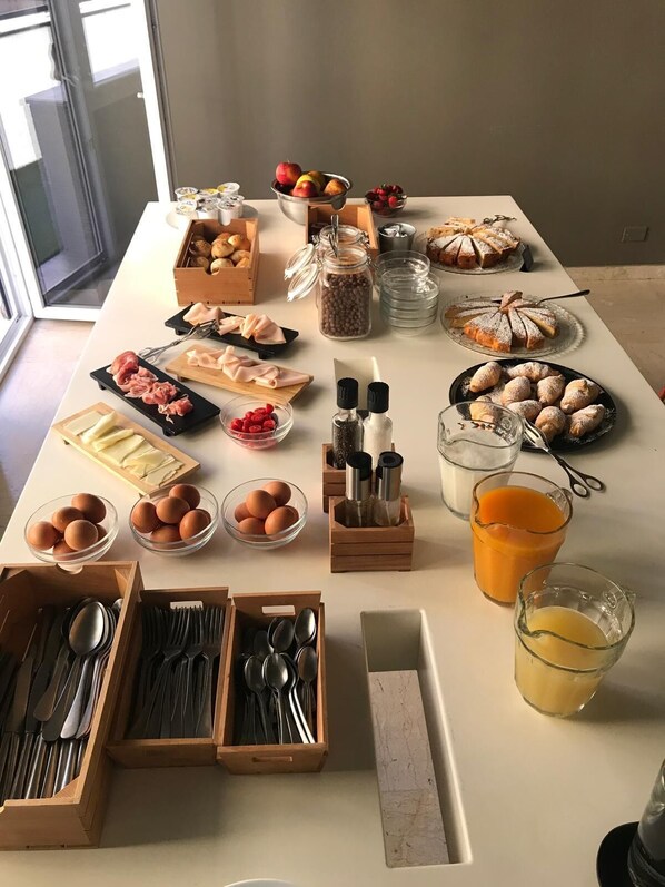 Petit déjeuner continental (6.9 EUR par personne)