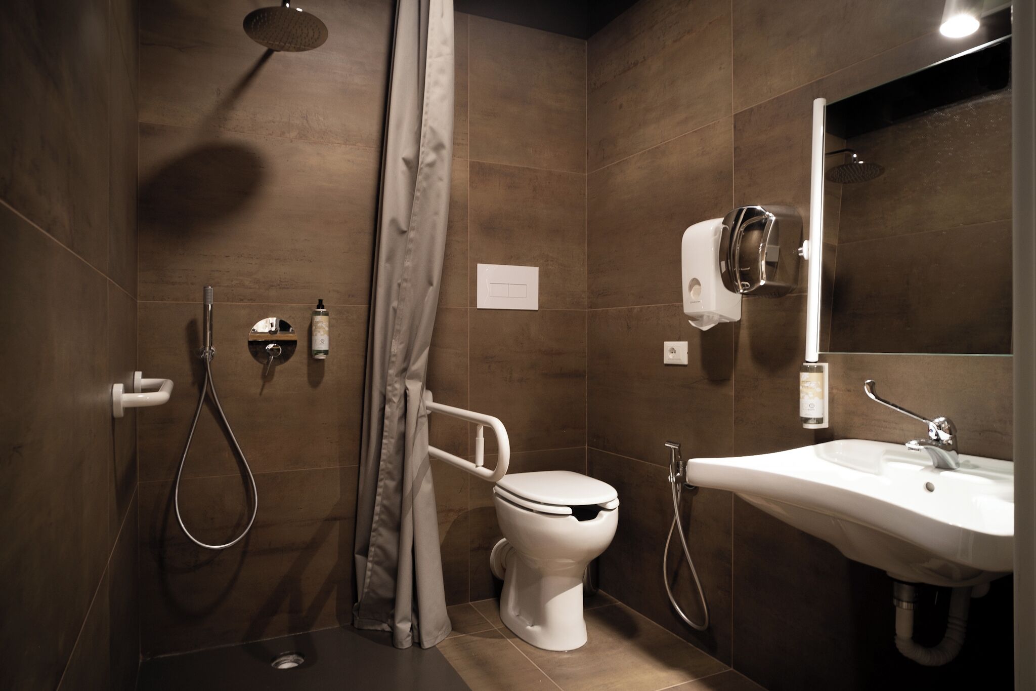 Rolstoeltoegankelijke badkamer