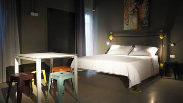Une chambre à coucher avec un lit, un bureau et des chaises.