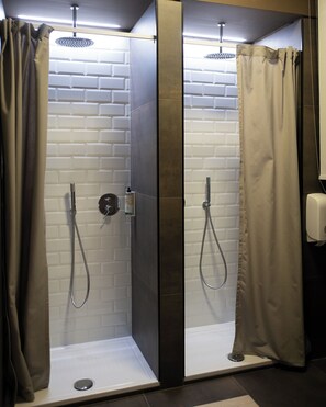 Superior Shared Dormitory, Women only, Non Smoking, Private Bathroom | Bathroom | Hair dryer, soap, shampoo, toilet paper - Hostelò Luxury Hostel (Palermo)