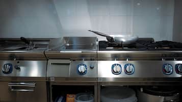 Serviço de café da manhã, culinária italiana, restaurante ao ar livre