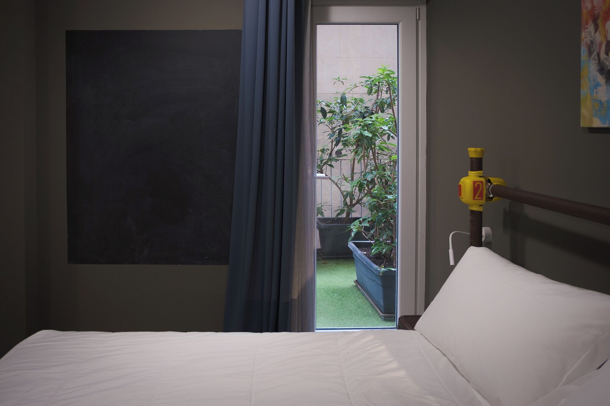 Kamar Quadruple Comfort, Bebas Asap Rokok | Brankas, meja kerja, ruang kerja ramah laptop, dan tirai kedap cahaya