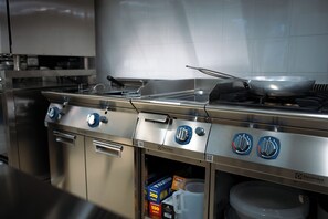 Petit déjeuner et dîner servis sur place, restauration en plein air